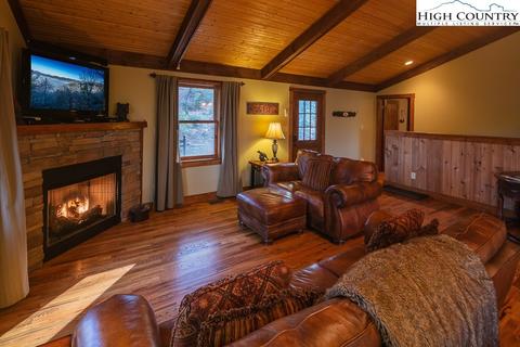 328 W Laurel Cir, Deep Gap, NC 28618 photo 3