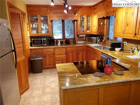 570 Pineview Dr, Boone, NC 28607 photo 7