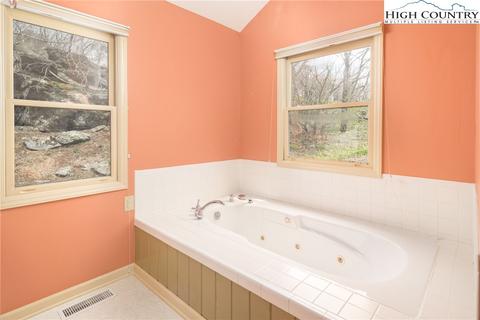 146 Four Diamond Dr, Seven Devils, NC 28604 photo 14