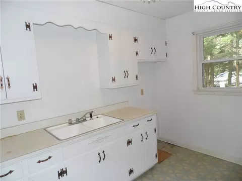 219 Cherry St, Sparta, NC 28675 photo 5