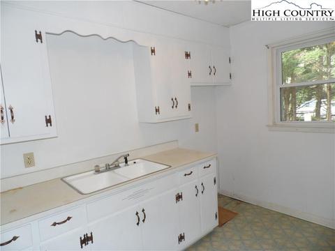 219 Cherry St, Sparta, NC 28675 photo 5
