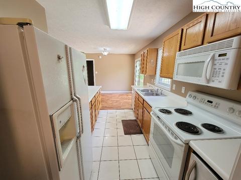 138 Front St, Sparta, NC 28675 photo 8