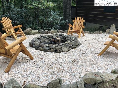 105 Huckleberry Ln, Beech Mountain, NC 28604 photo 3
