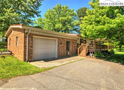 160 Phoenix Dr, Lansing, NC 28643 photo 2