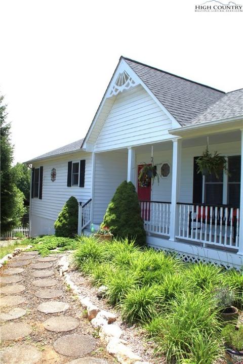206 Overlook Dr, Crumpler, NC 28617 photo 2