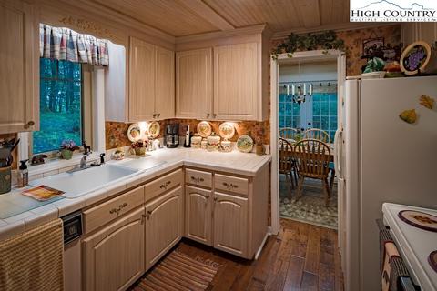 908 Pine Ridge Rd, Beech Mountain, NC 28604 photo 19