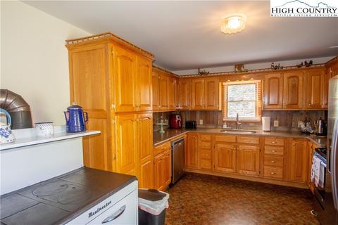 220 G St, Lansing, NC 28643 photo 6