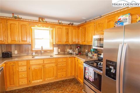 220 G St, Lansing, NC 28643 photo 8