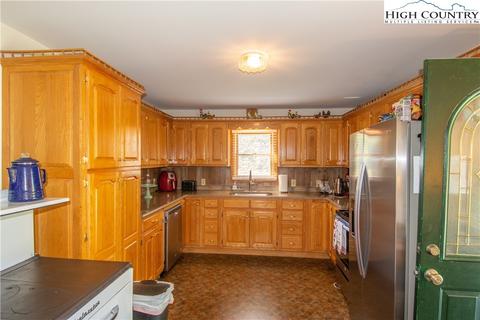 220 G St, Lansing, NC 28643 photo 5