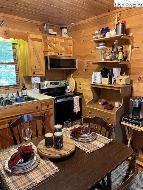 365 Doe Run Rd, Purlear, NC 28665 photo 17