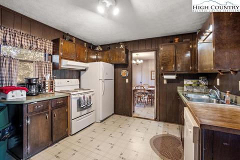 558 Blueberry Ln, Boone, NC 28607 photo 4