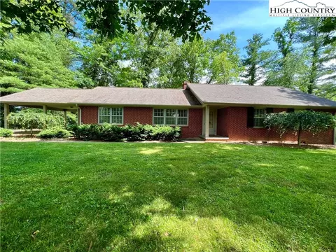367 Terrace Ct, Spruce Pine, NC 28777