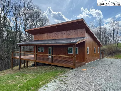325 Mitchell Hill Ln, Elk Park, NC 28622