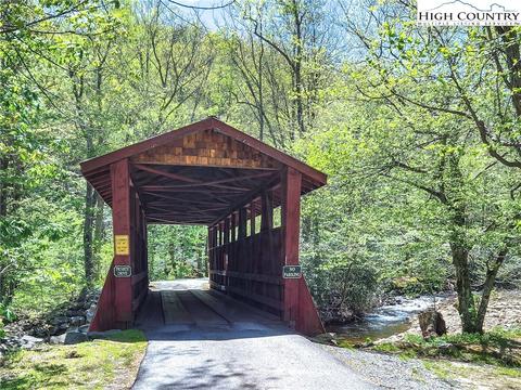 615 Sleepy Hollow Ln, Banner Elk, NC 28604