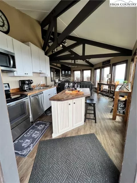 104 Galax Ln, Beech Mountain, NC 28604 photo 9