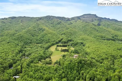 429 Rocky Rd, Banner Elk, NC 28604