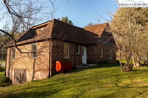274 Duncan St, Sparta, NC 28675 photo 4