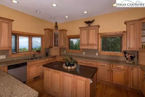 137 Spruce Hollow Rd, Beech Mountain, NC 28604 photo 7