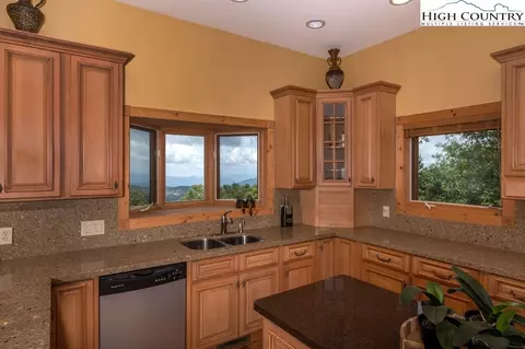 137 Spruce Hollow Rd, Beech Mountain, NC 28604 photo 8