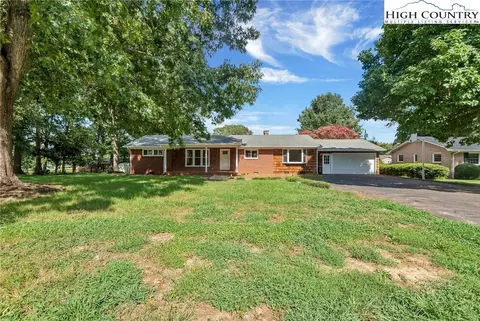 132 Wilson St, Yadkinville, NC 27055