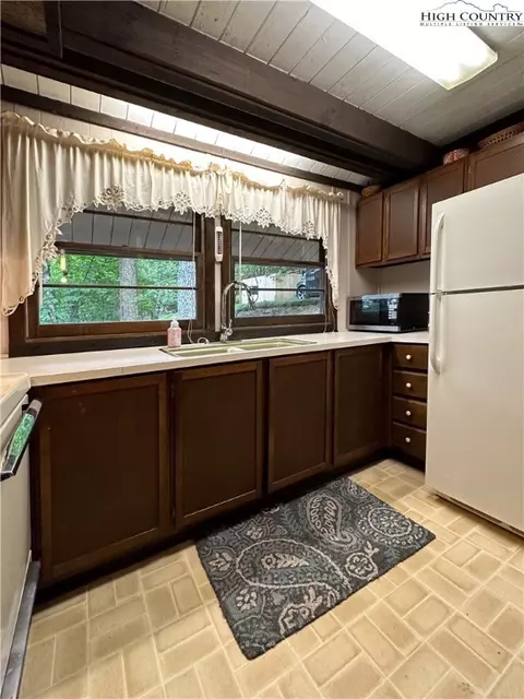 104 Ladybug Ln, Beech Mountain, NC 28604 photo 7
