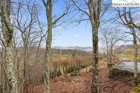 120 Clubhouse Dr, Beech Mountain, NC 28604
