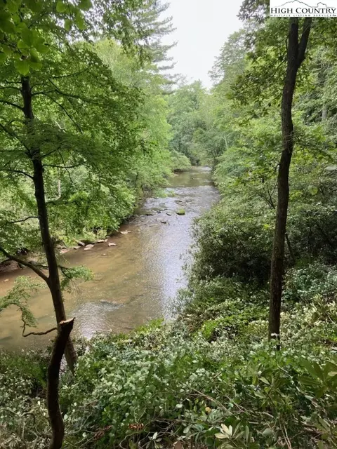 511 Little River Dr, Sparta, NC 28675