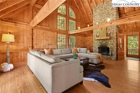 189 White Oak Trl, Banner Elk, NC 28604