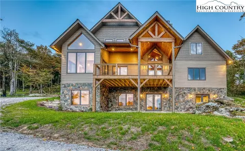 164 Moss Rock Ln, Sugar Mountain, NC 28604