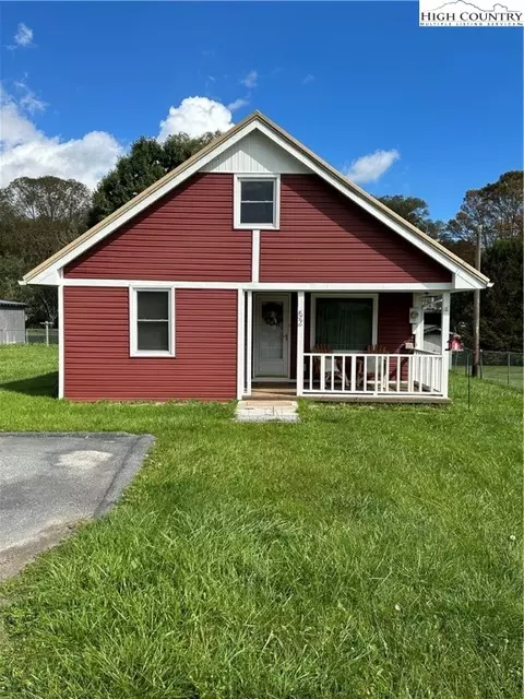 52 Iredell St, Linville, NC 28646