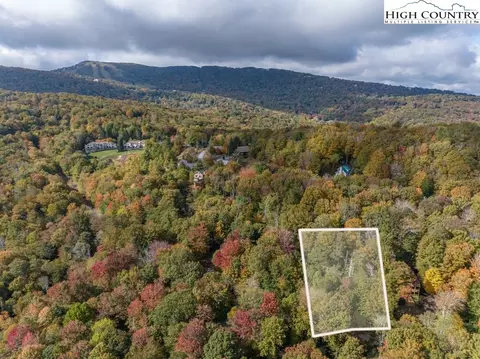 125 E Blueberry Ln, Beech Mountain, NC 28604