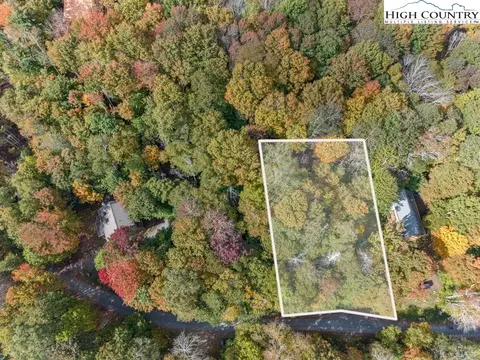 125 E Blueberry Ln, Beech Mountain, NC 28604 photo 2