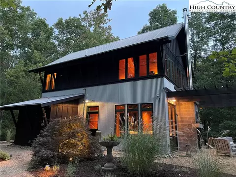 204 Shale Hollow Ln, Elk Creek, VA 24326