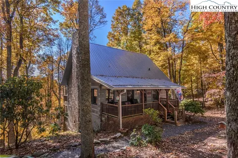 409 Oakwood Dr, Blowing Rock, NC 28605