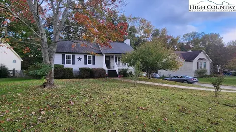 4249 Yeaton Glen Cir, Winston Salem, NC 27107