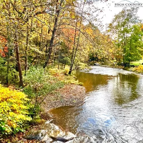 7631 S Us 19 E Hwy, Newland, NC 28657