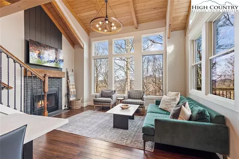 105 Elk Horn Ln, Sugar Mountain, NC 28604