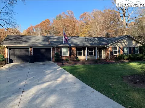 225 Knollwood Dr, Wilkesboro, NC 28697