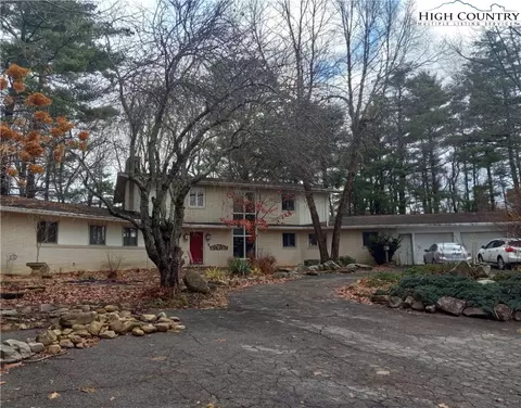 207 Skyview Dr, Boone, NC 28607