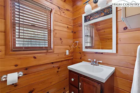Bath - 1461 Pine Rdg, Beech Mountain, NC 28604 photo 4 of 5