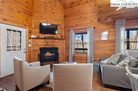 Living - 1461 Pine Rdg, Beech Mountain, NC 28604 photo 3 of 8