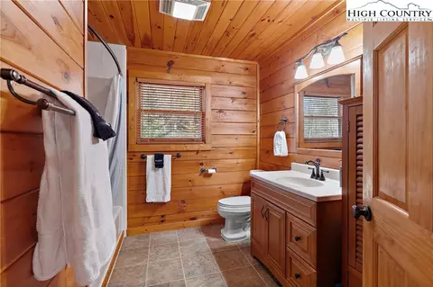 Bath - 1461 Pine Rdg, Beech Mountain, NC 28604 photo 1 of 5