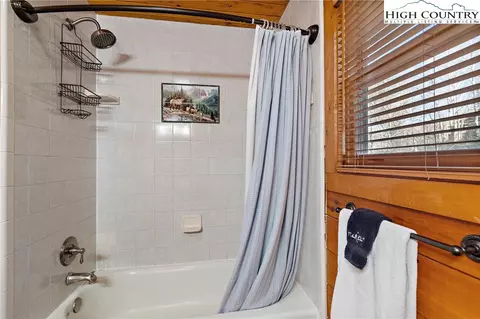 Bath - 1461 Pine Rdg, Beech Mountain, NC 28604 photo 2 of 5