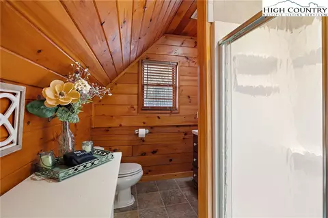 Bath - 1461 Pine Rdg, Beech Mountain, NC 28604 photo 3 of 5