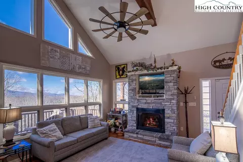 202 Mistletoe Ln, Blowing Rock, NC 28605