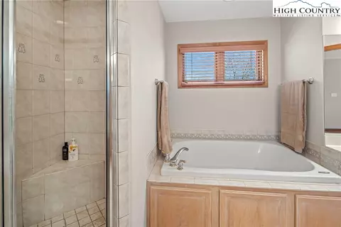 Bath - 970 Algonquin Dr, Boone, NC 28607 photo 4 of 5