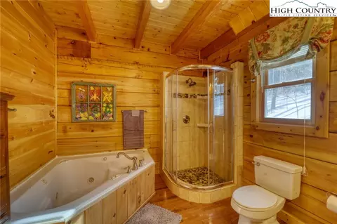 Bath - 206 Foxgrape Hollow Rd, Beech Mountain, NC 28604 photo 3 of 8