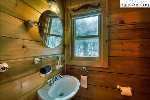Bath - 206 Foxgrape Hollow Rd, Beech Mountain, NC 28604 photo 7 of 8