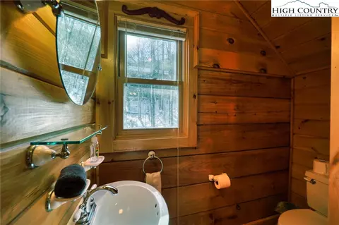 Bath - 206 Foxgrape Hollow Rd, Beech Mountain, NC 28604 photo 8 of 8