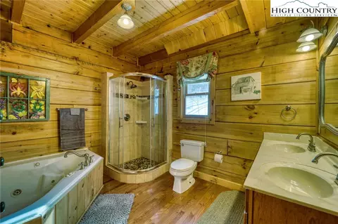 Bath - 206 Foxgrape Hollow Rd, Beech Mountain, NC 28604 photo 2 of 8